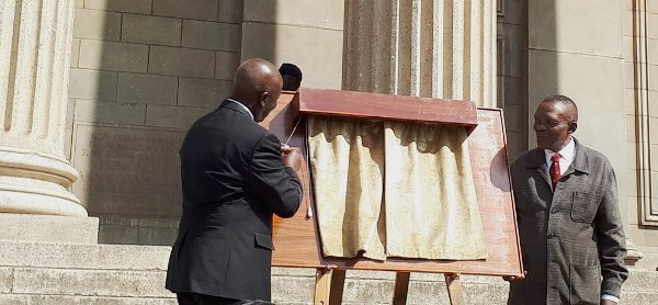 Chancellor Dikgang Moseneke and Mr Dini Sobukwe unveil the plaque outside the Great Hall on 18 September 2017